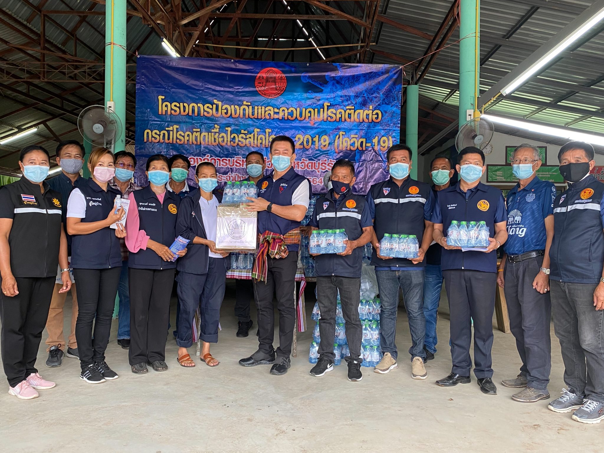 "ส.ส.อดิพงษ์" ลงพื้นที่ร่วมกับ "ภูษิต" นายกอบจ.บุรีรัมย์ " มอบน้ำดื่ม-ข้าวสาร-อาหารแห้ง และเครื่องอุปโภคบริโภค ให้แก่ชาวบ้านสะแกสามัคคี ที่ได้รับผลกระทบจากโควิด-19