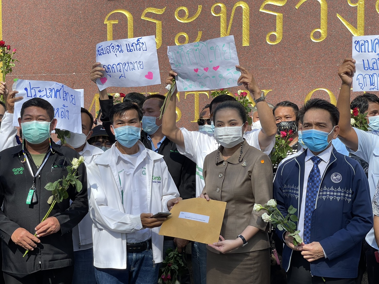 กลุ่มแท็กซี่ 4.0 – คนขับอิสระ หนุน คมนาคม เดินหน้า “กม. แอปเรียกรถ” อาสาเก็บพวงหรีดหน้ากระทรวง พร้อมตำหนิพฤติกรรมม็อบต้านนโยบาย ย้ำ ถึงเวลาทุกฝ่ายปรับตัวสู่ยุคดิจิทัล ชี้ เป็นประโยชน์คนไทยนับล้าน