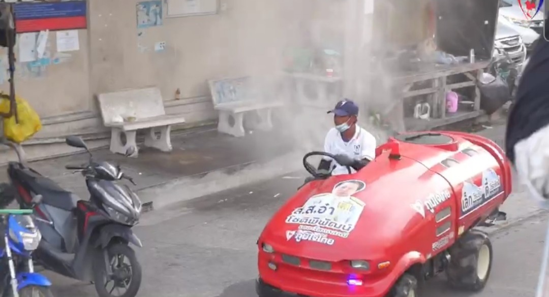 "ส.ส.โชติพิพัฒน์ เตชะโสภณมณี" ห่วงใยพี่น้องประชาชน ลงพื้นที่บนิการฉีดพ่นยาฆ่าเชื้อไวรัสCOVID-19 ในพื้นที่เขตจอมทอง ด้วยรถ AIR BUS