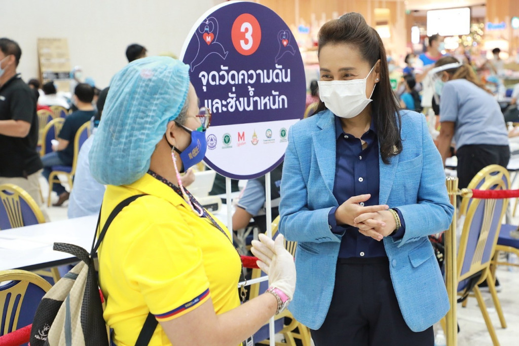 รมช.ศธ.”กนกวรรณ” ให้กำลังใจครู-ผู้บริหาร จ.นนทบุรี ฉีดวัคซีน