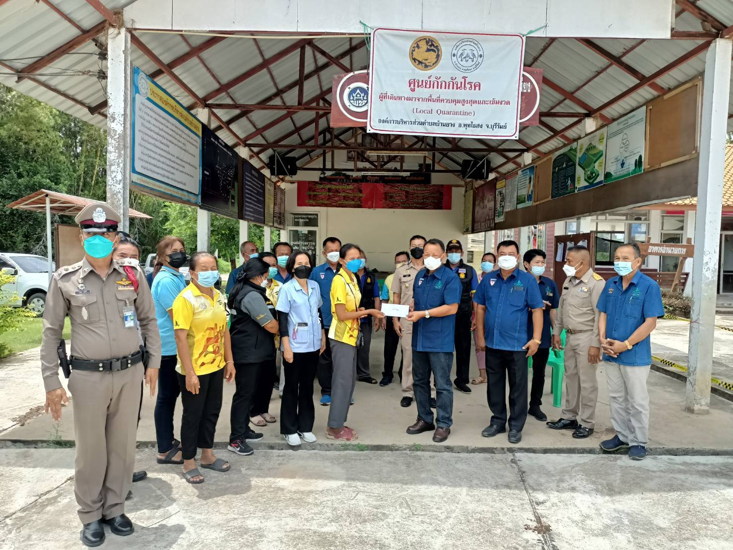 ส.ส.สมบูรณ์ ซารัมย์ ลงพื้นที่เยี่ยมให้กำลังใจเจ้าหน้าที่และผู้กักตัว ณ ศูนย์กักกันโรคโควิด-19 อบต.บ้านแพ วัดป่าบ้านโคกซาด ต.ปะเคียบ - ต.บ้านยาง - ต.มะเฟือง อ.พุทไธสง จ.บุรีรัมย์