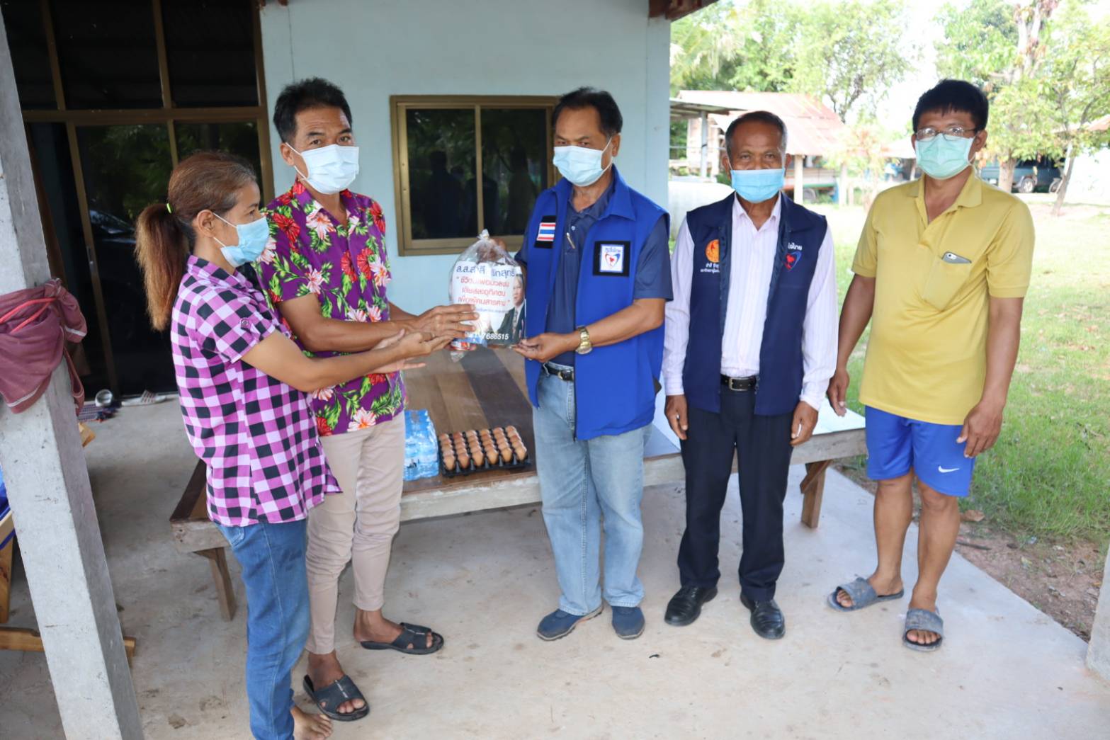 ส.ส.สำลี รักสุทธี พร้อมด้วยทีมงาน ลงพื้นที่มอบน้ำดื่ม ถุงยังชีพ ให้กับผู้ที่ต้องกักตัวจากโรคโควิด-19 ที่บ้านนาคูน ต.แกดำ อ.แกดำ จ.มหาสารคาม