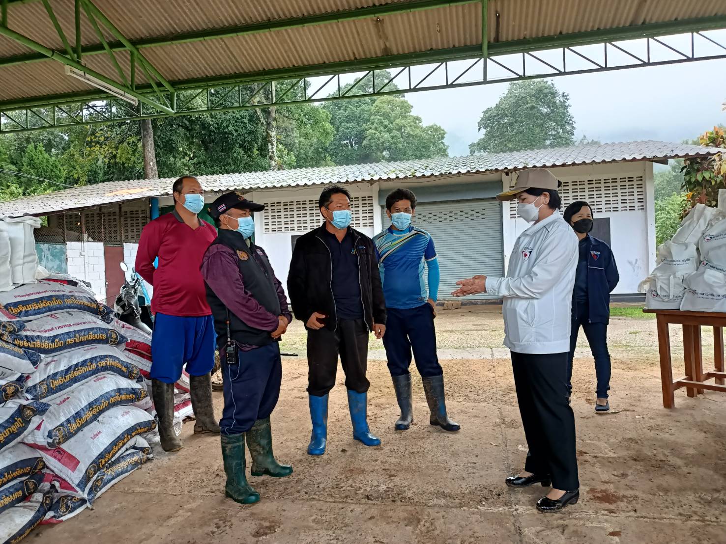 ร้อน-ฝน-หนาว วิกฤตโควิด-19 ไม่มีวันหยุด !! "ส.ส.ศรีนวล" ลงพื้นที่ช่วยเหลือประชาชนกลุ่มเสี่ยงที่กักตัวโควิด-19 อ.แม่วาง-อ.สันป่าตอง จ.เชียงใหม่