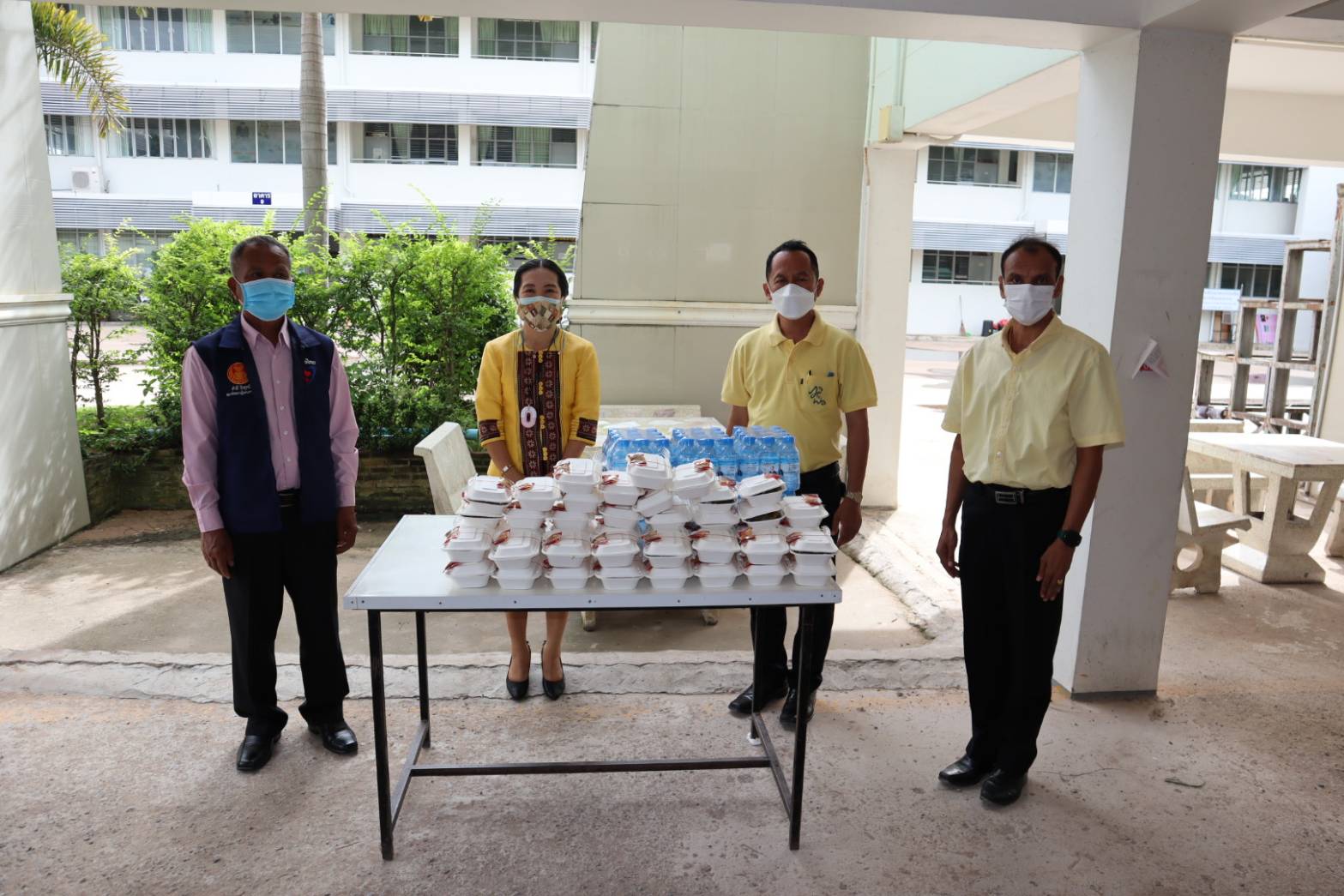 ส.ส.สำลี รักสุทธี ลงพื้นที่มอบข้าวกล่อง และน้ำดื่ม ให้กับนักศึกษาที่เดินทางกลับจากพื้นที่เสี่ยง และได้รับการกักตัว ที่วิทยาลัยอาชีวมหาสารคาม ภายใต้มาตรการสาธารณสุขจังหวัดอย่างเคร่งครัด