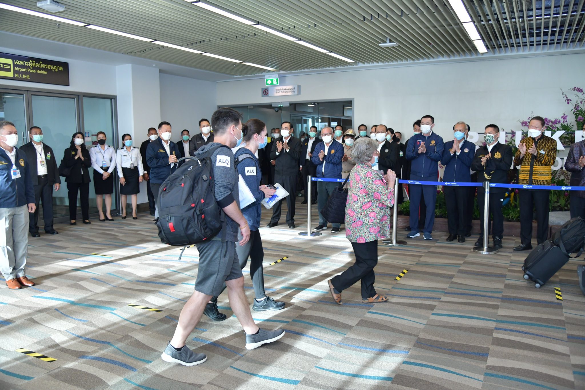 รมว.ท่องเที่ยวและกีฬา ร่วม ครม. ต้อนรับนักท่องเที่ยวต่างประเทศ เที่ยวบิน SQ736 จากสิงคโปร์-ภูเก็ต ในโครงการ “Phuket Sandbox”