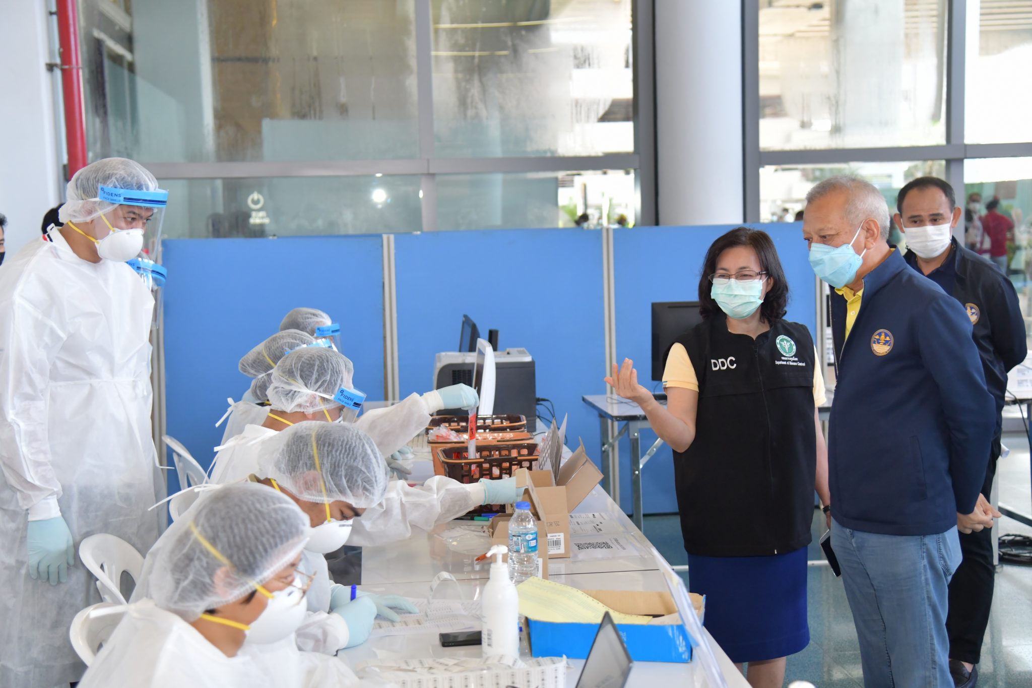 นายพิพัฒน์ รัชกิจประการ รมว.ท่องเที่ยวและกีฬา ลงพื้นที่ให้กำลังใจการปฏิบัติงานของเจ้าหน้าที่​ ที่ท่าอากาศยานนานาชาติภูเก็ต ตามมาตรการ Phuket Sandbox