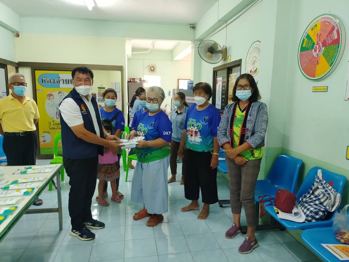 ส.ส.วิสิทธิ์ พิทยาภรณ์ พร้อมทีมงาน ลงพื้นที่มอบบัตรแทนกรมธรรม์ประกันโควิด-19 ต่อเนื่อง ในเขตพื้นที่ 13 อ.ด่านขุนทด จ.นครราชสีมา