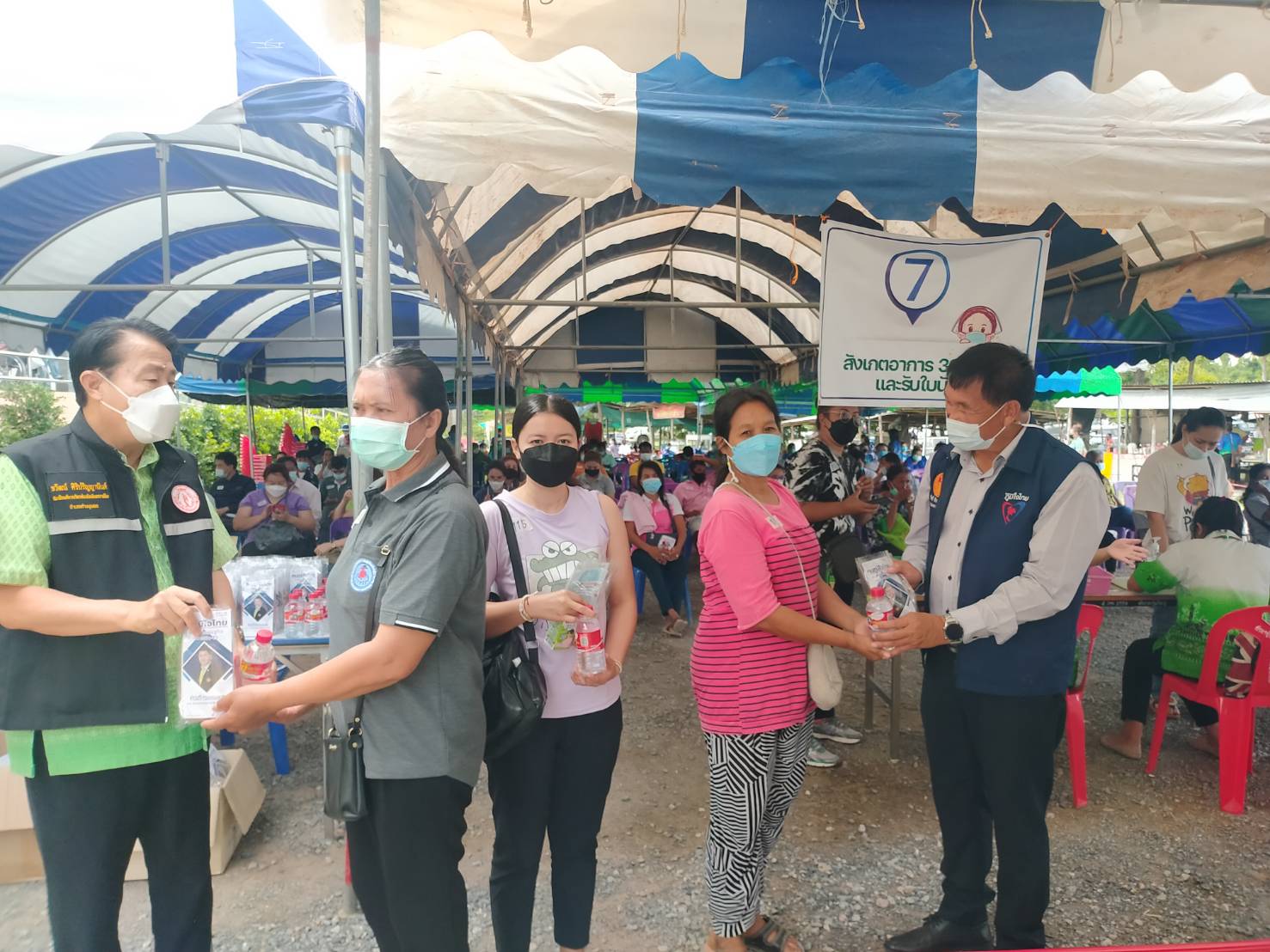 คนไทยไม่ทิ้งกัน ! ส.ส.วิสิทธิ์ พิทยาภรณ์ ลงพื้นที่มอบขนมและน้ำดื่ม พร้อมด้วยหน้ากากอนามัย ให้ผู้ที่มารับวัคซีนป้องกันโควิด-19 ณ จุดบริการฉีดวัคซีนโควิด -19 โรงพยาบาลด่านขุนทด อำเภอด่านขุนทด จังหวัดนครราชสีมา