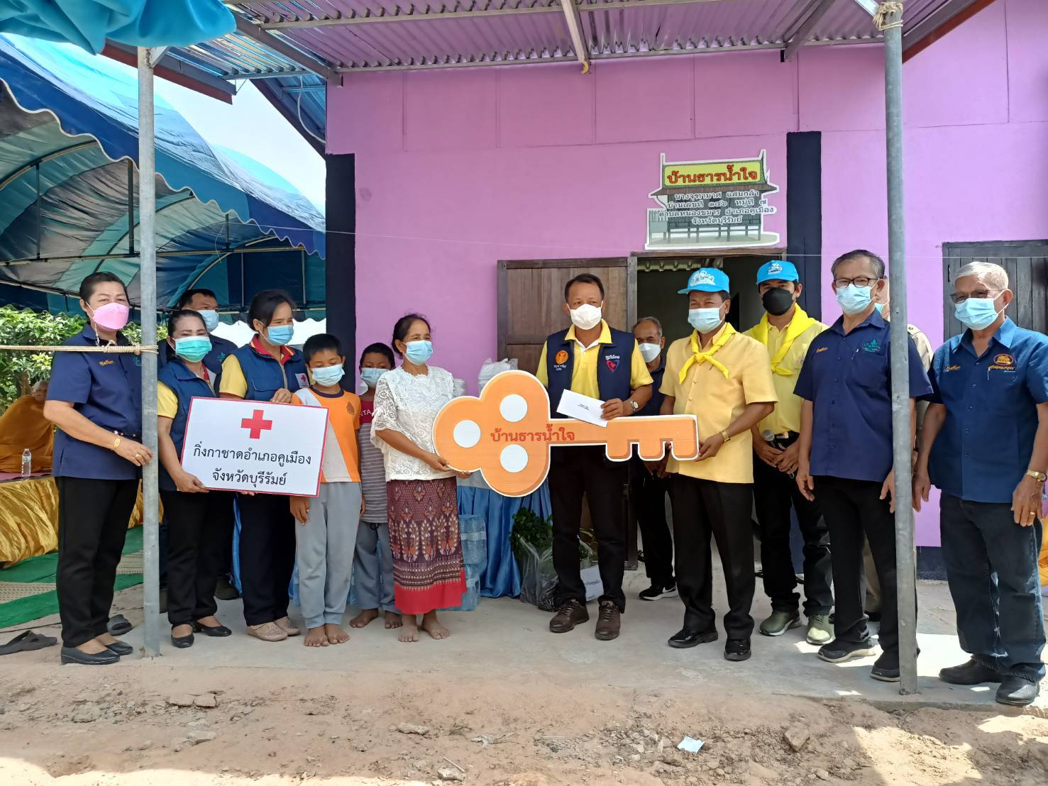 ส.ส.สมบูรณ์ ซารัมย์ เป็นประธานพิธีมอบบ้านธารน้ำใจ พร้อมเยี่ยมให้กำลังใจเจ้าหน้าที่ และผู้กักตัว ณ ศูนย์กักกันโรค วัดสระทอง ต.ปะเคียบ, หอประชุม อ.คูเมือง จ.บุรีรัมย์