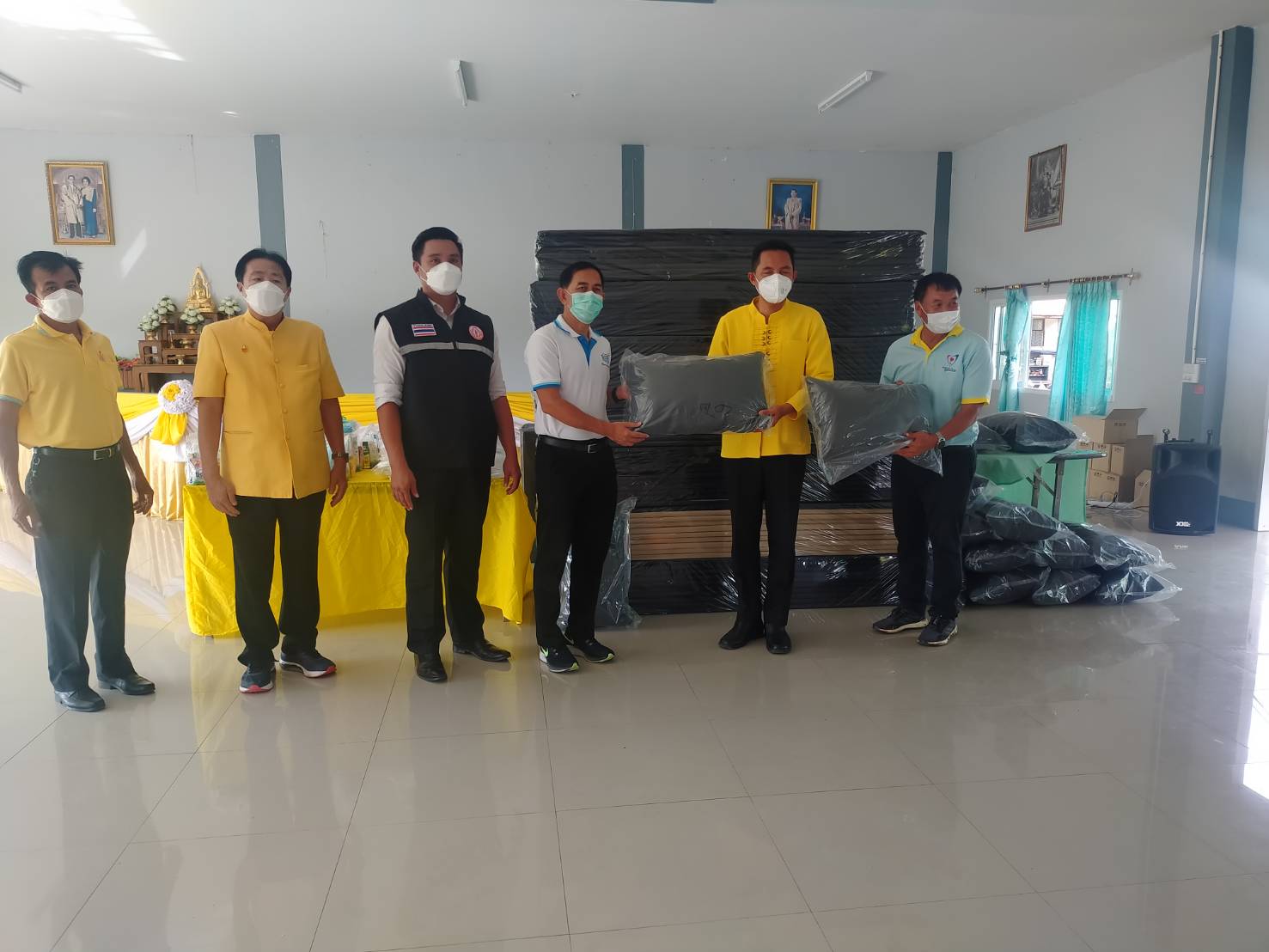 ส.ส.วิสิทธิ์ พิทยาภรณ์ ร่วมรับมอบที่นอนพร้อมหมอน จำนวน 80 ชุด ปรอทวัดไข้ และที่วัดออกซิเจนปลายนิ้ว พร้อมชุด PPE จากหน่วยงานเอกชน เพื่อส่งมอบต่อให้โรงพยาบาลด่านขุนทด