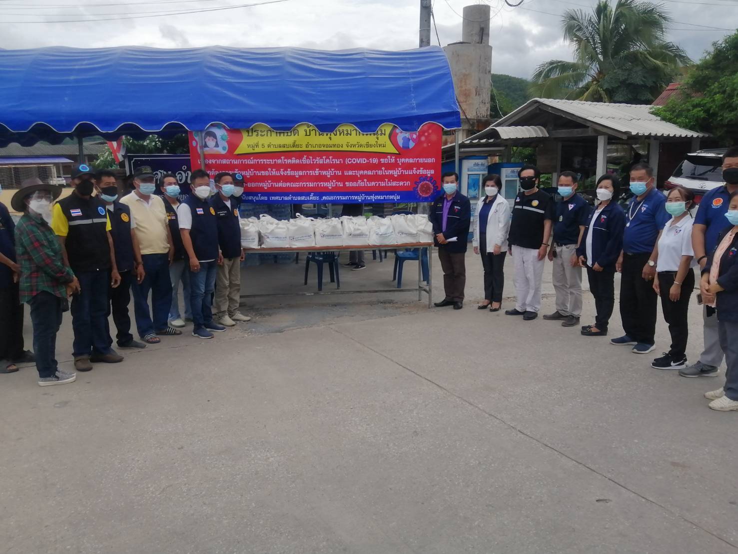 ศรีนวล บุญลือ ส.ส.เชียงใหม่ เขต 8 พรรคภูมิใจไทย ลงพื้นที่มอบถุงยังชีพบ้านห้วยม่วง ต.แม่สอย, ม.5บ้านหมากหนุ่ม ต.สบเตี๊ยะ, มอบถุงยังชีพม.6บ้านข่วงเปา ต.ข่วงเปา อ.จอมทอง