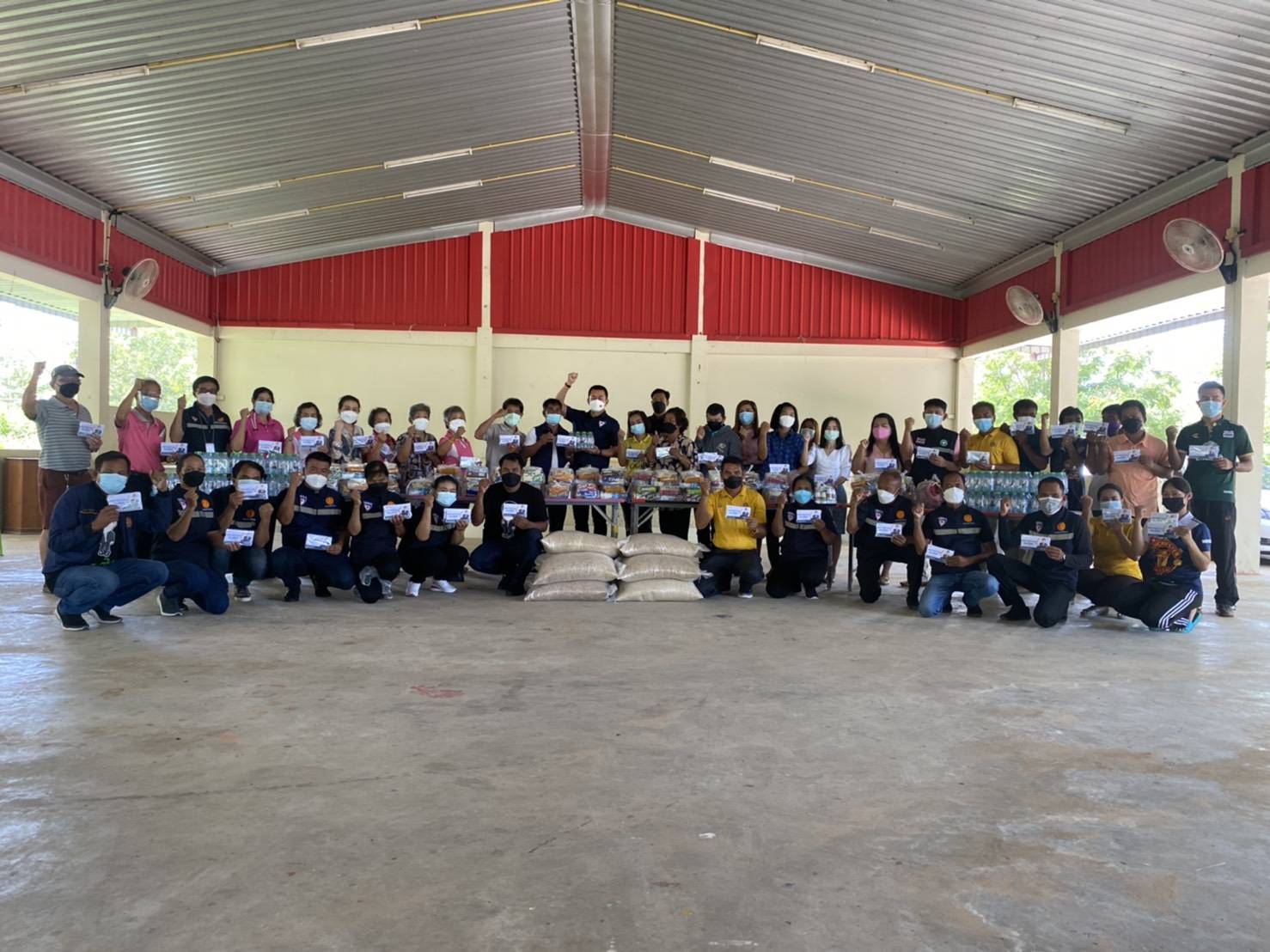 ส.ส.อดิพงษ์ ฐิติพิทยา พร้อมคณะ ลงพื้นที่นำน้ำดื่ม-เครื่องอุปโภค-บริโภค แอลกอฮอล์ หน้ากากอนามัย มอบให้ศูนย์กักตัว ต.บ้านปรือ เพื่อนำไปมอบให้ประชาชนที่ได้รับผลกระทบจากโรคโควิค-19 และผู้ที่ได้รับการกักตัว ณ สำนักงาน อบต.ตำบลบ้านปรือ อ.กระสัง จ.บุรีรัมย์