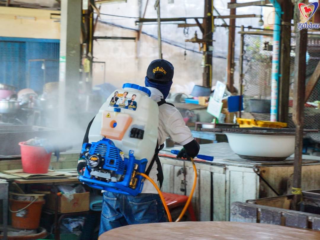 "ส.ส.โชติพิพัฒน์" ห่วงใยพี่น้องประชาชนลงพื้นที่พร้อมทีมงานมอบฟักทอง และฉีดพ่นฆ่าเชื้อโควิด 19 ให้กับพี่น้อง ประชาชนในเขตจอมทอง และธนบุรี