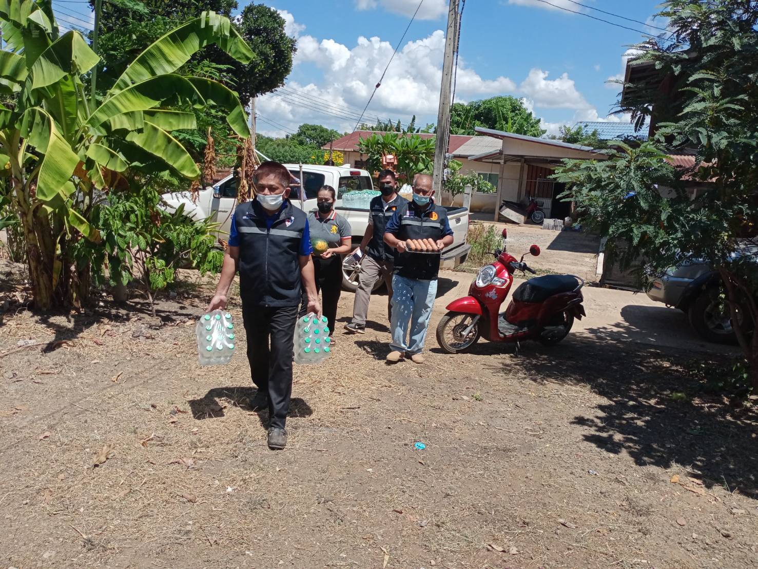 "ส.ส.พรชัย อำนวยทรัพย์" ลงพื้นที่พร้อมทีมงานและผู้นำชุมชน เยี่ยมให้กำลังใจกับผู้ที่ถูกกักตัวจากโรคโควิด 19 พร้อมมอบสิ่งของจำเป็น อาหาร น้ำดื่ม เพื่อบรรเทาความเดือดร้อน