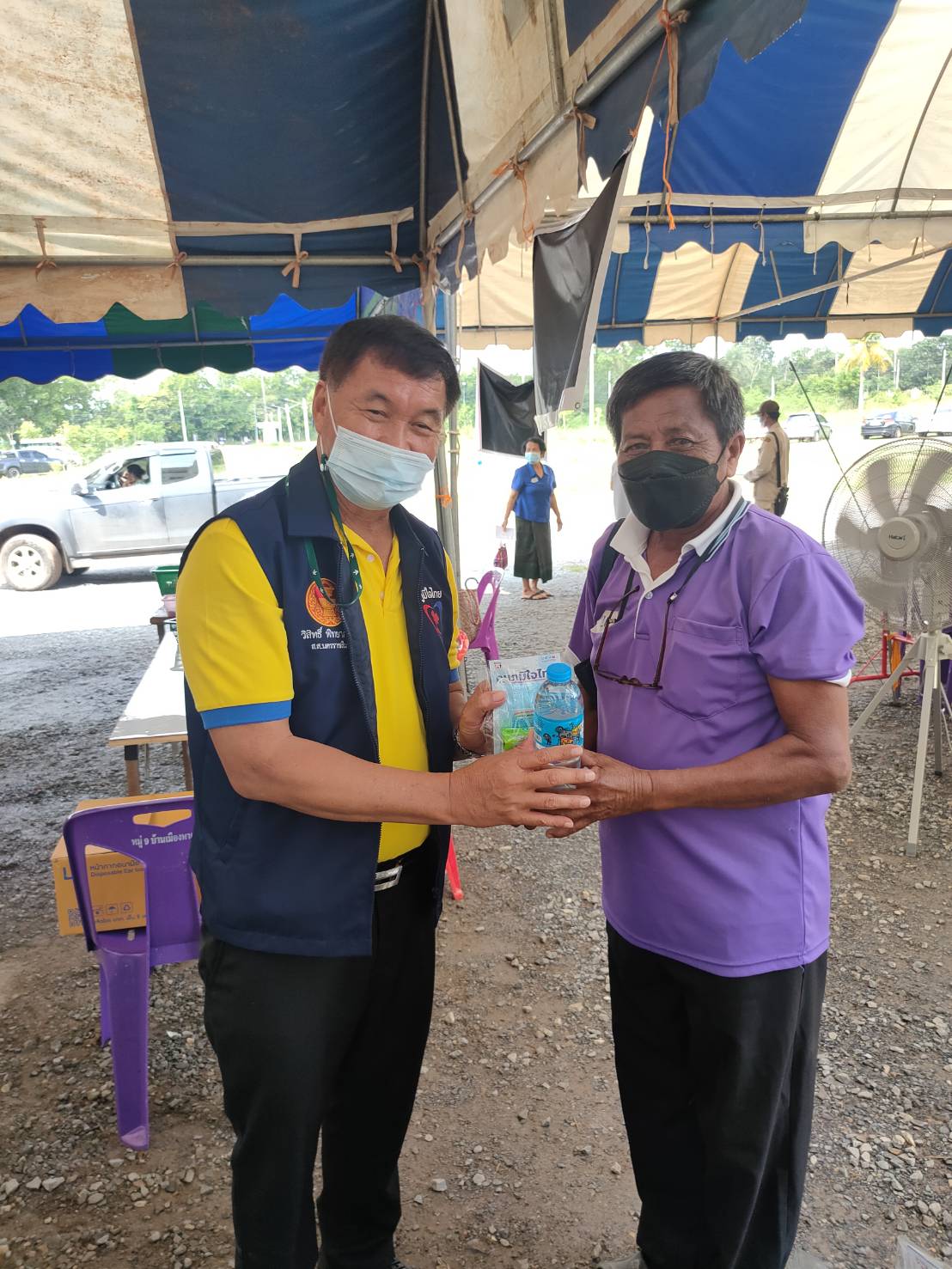 "ส.ส.วิสิทธิ์" ห่วงใยพี่น้องประชาชน ลงพื้นที่มอบอาหาร หน้ากากอนามัย ให่กับผู้มารับการฉีดวัคซีน ณ โรงพยาบาลด่านขุนทด