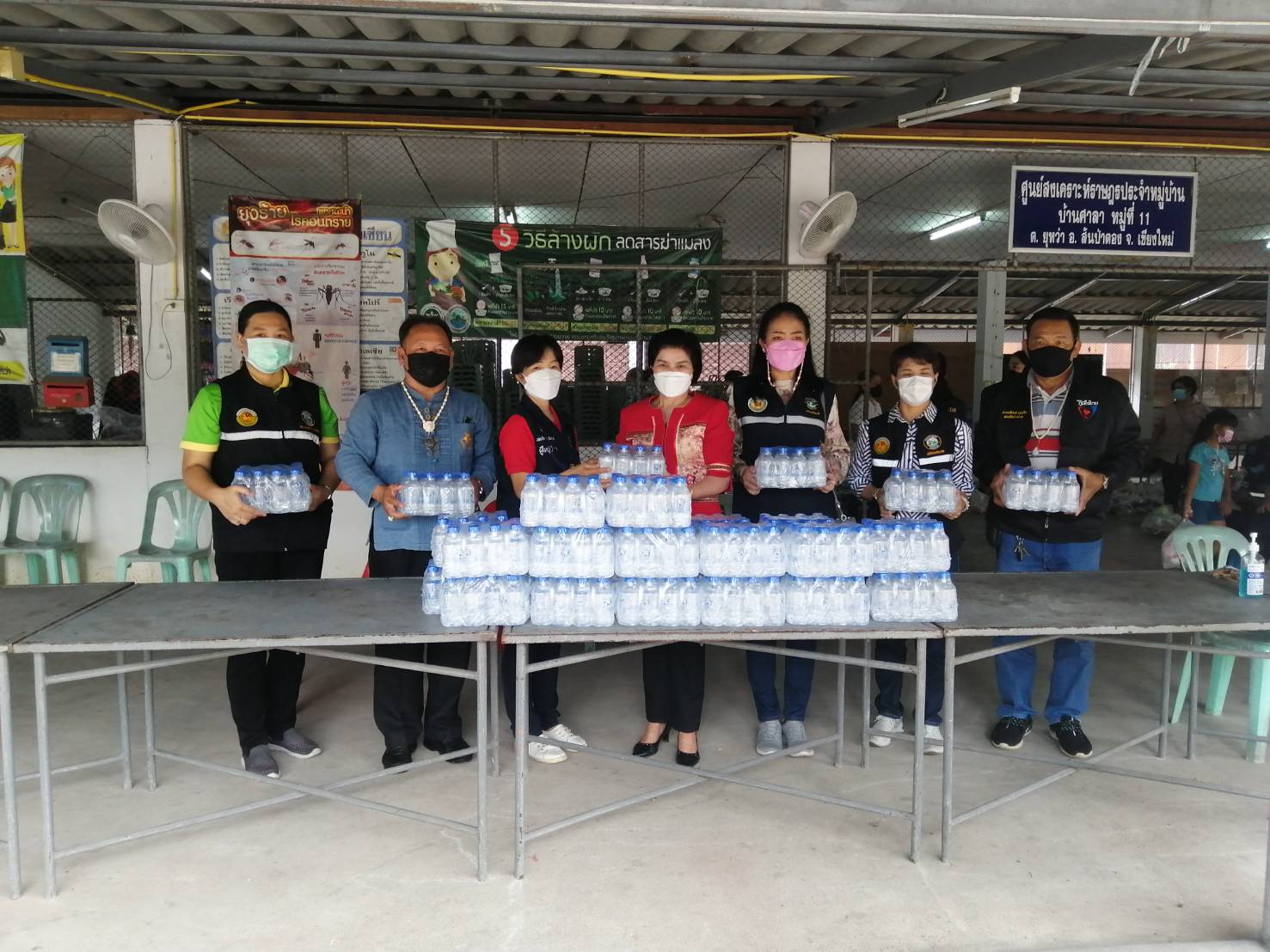 ส.ส.ศรีนวล บุญลือ ห่วงใยพี่น้องประชาชน ลงพื้นที่พร้อมทีมงานมอบน้ำกระชาย และถุงยังชีพ ให้กับประชาชนพื้นที่ อ.สันป่าตอง จ.เชียงใหม่