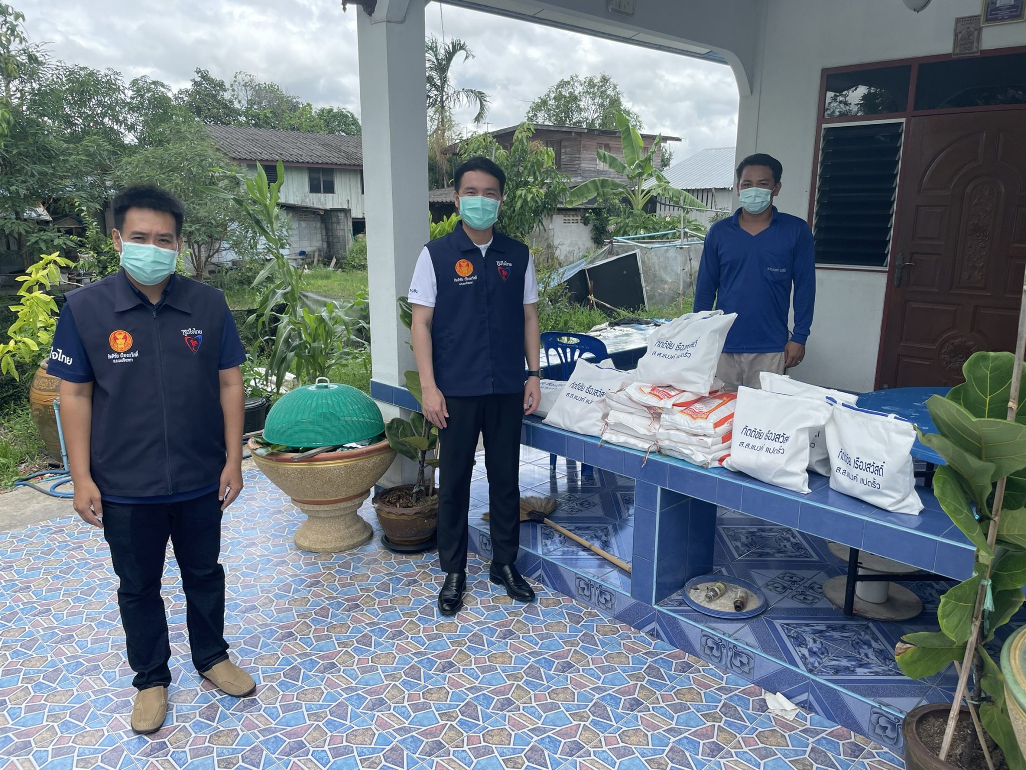 "ส.ส.กิตติชัย เรืองสวัสดิ์" ห่วงใยพี่น้องประชาชน ลงพื้นที่มอบถุงห่วงใยและข้าวสารให้กับผู้กักตัว