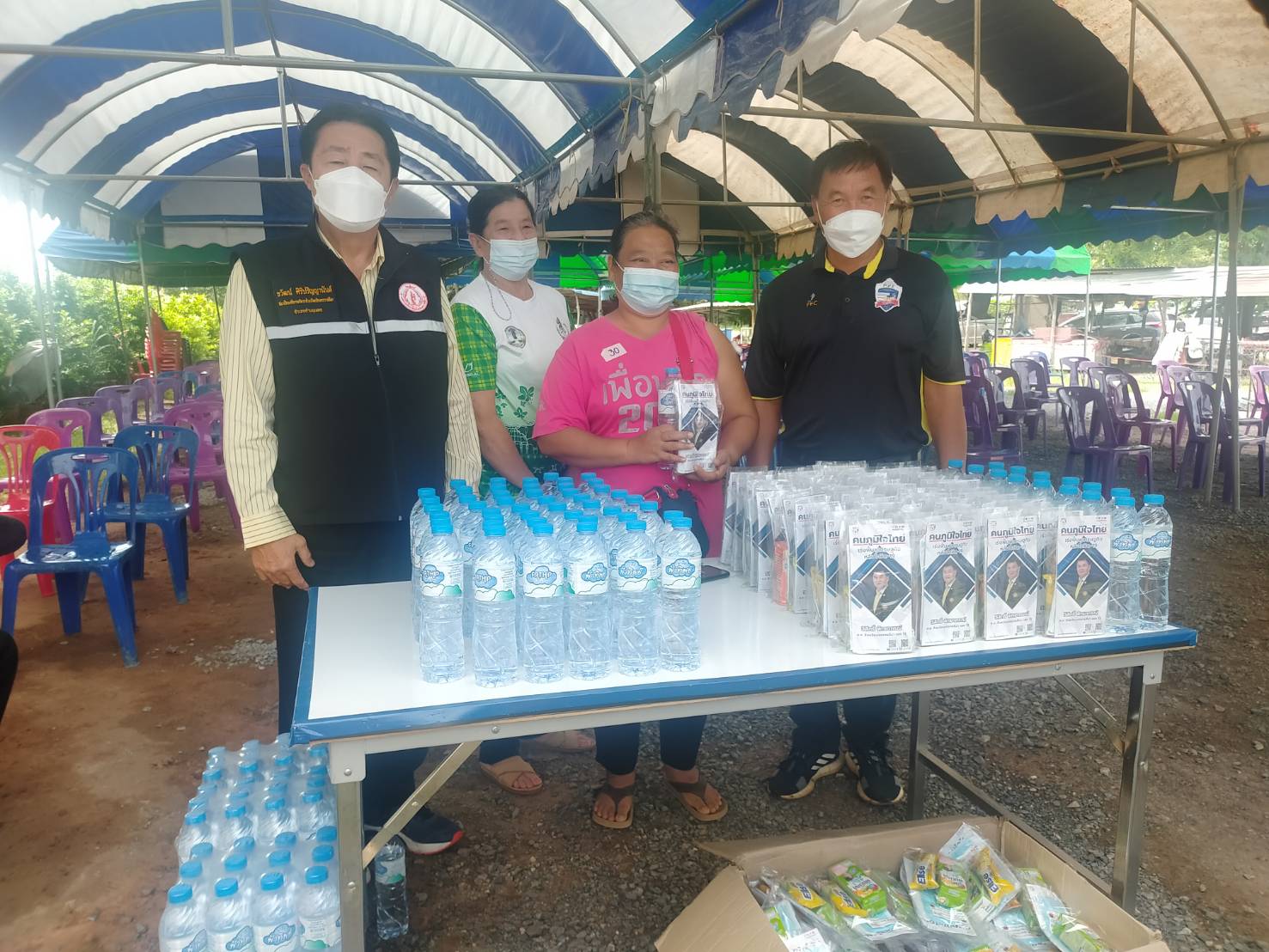 "ส.ส.วิสิทธิ์ พิทยาภรณ์" ลงพื้นที่มอบอาหารและน้ำดื่มให้กับผู้มารับการฉีดวัคซีนป้องกัน covid -19