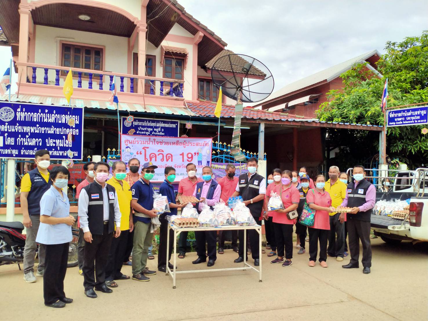 "ส.ส.สําลี รักสุทธี" ห่วงใยพี่น้องประชาชน ที่ต้องกับตัว รุดหน้าลงพื้นที่ให้กําลังใจพี่น้องประชาชนพร้อมมอบถุงยังชีพและน้ำดื่ม เพื่อบรรเทาความเดือดร้อน