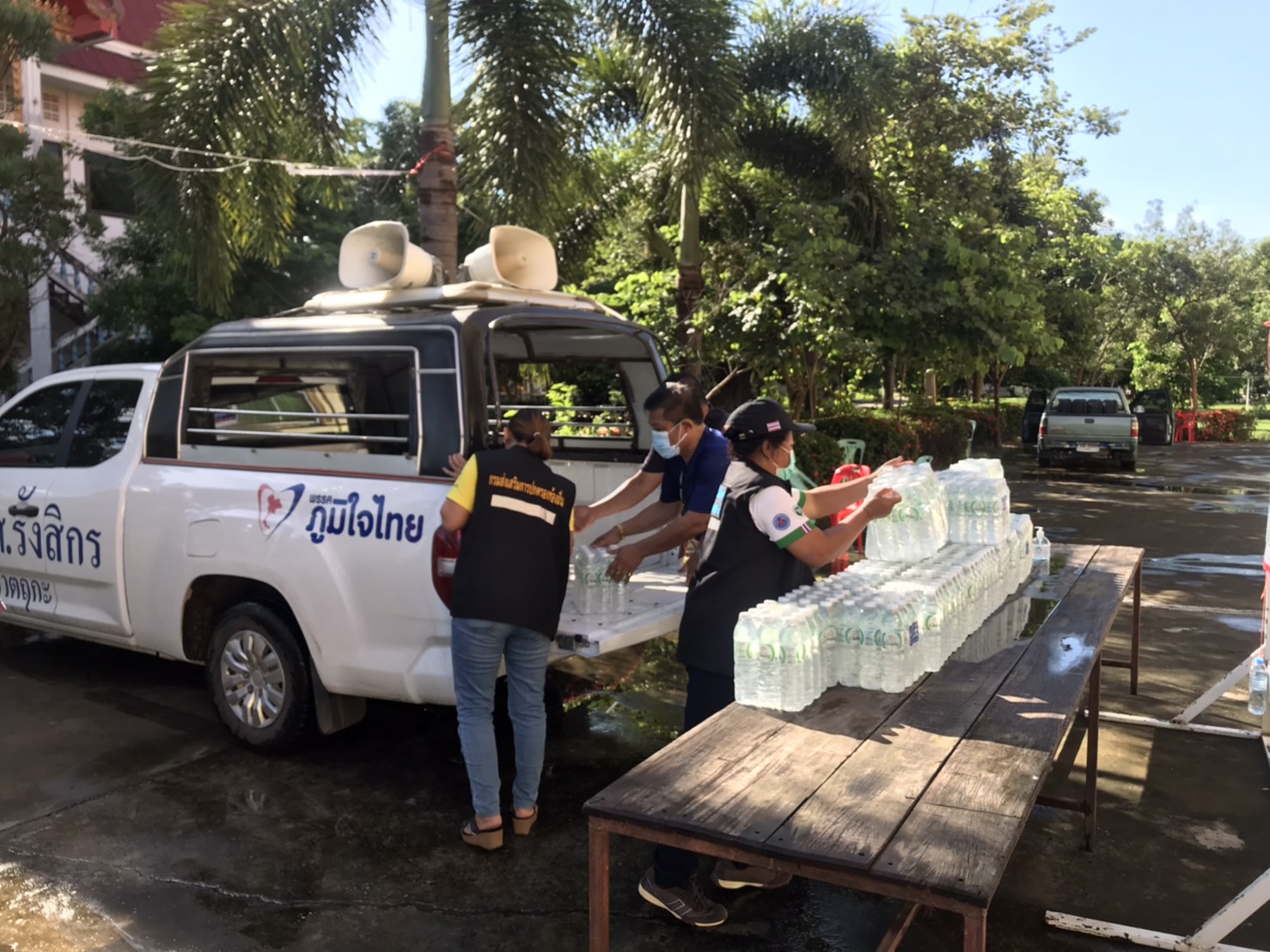 "ส.ส.รังสิกร ทิมาตฤกะ" ห่วงใยพี่น้องประชาชน ลงพื้นที่พร้อมพน้อมงาน มอบอาหารและน้ำดื่ม ให้กับ ประชาชน ณ ศูนย์กักตัว