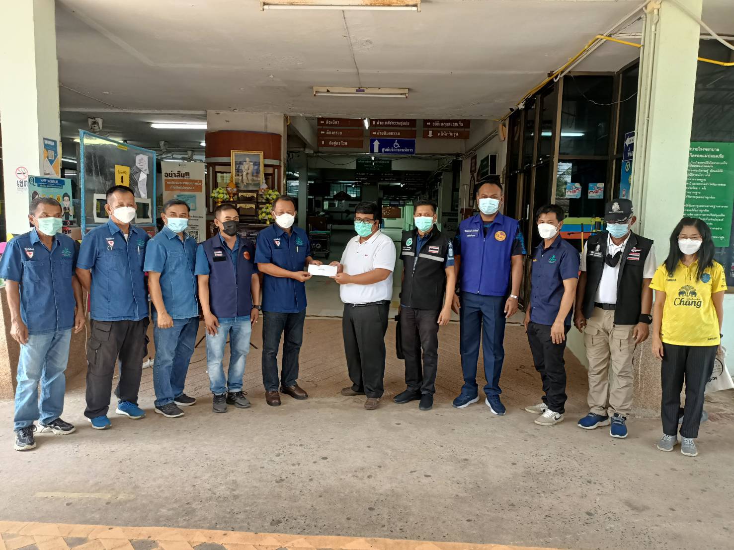 "ส.ส.สมบูรณ์ ซารัมย์" ลงพื้นที่เยี่ยมให้กำลังใจเจ้าหน้าที่และผู้กักตัวจากโรควิด 19 ในพื้นที่ จ.บุรีรัมย์