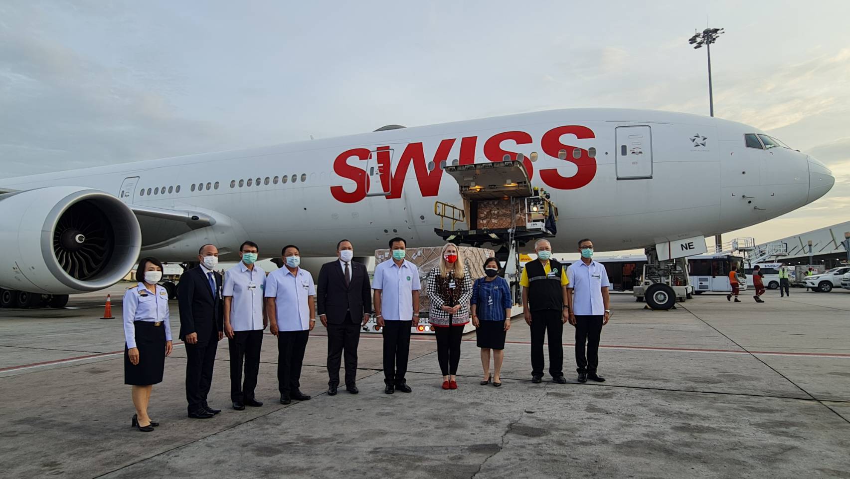 “รองฯ อนุทิน” เป็นผู้แทนรัฐบาลรับมอบชุดตรวจ Antigen Test Kit จำนวน 1.1 ล้านชุด และเครื่องช่วยหายใจ 102 เครื่อง ที่รัฐบาลสวิตส์เซอร์แลนด์บริจาคแก่ประเทศไทย  