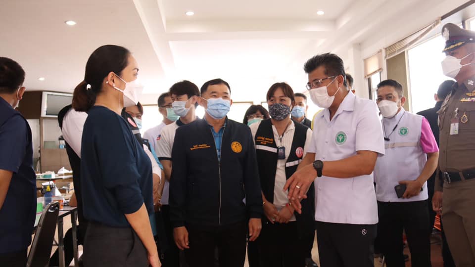 รมช.วีรศักดิ์ ลงพื้นที่ตรวจเยี่ยมการให้บริการฉีดวัคซีนป้องกันโควิด-19 และให้กำลังใจผู้ปฏิบัติงาน ณ ศูนย์ฉีดวัคซีน รร.กรีนเนอรี่รีสอร์ท เขาใหญ่ และตรวจสอบ รร.ที่จะจัดตั้งเป็นรพ.สนาม ณ รร.ฟอร์จูน ดิพลัส เขาใหญ่ และ รร.โซลสยามรีสอร์ท จ.นครราชสีมา