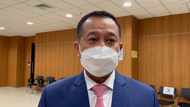 รองโฆษก ภท. อัด โฆษก พปชร. เละตุ้มแป๊ะ ปกป้องใครควรดูข้อเท็จจริง โดยเฉพาะกรณีคำสั่งนายกฯ ตั้งคณะทำงานจัดหาวัคซีน ให้รพ.เอกชน เป็นคณะกรรมการกำหนดนโยบายวัคซีนหลัก และวัคซีนทางเลือก กำหนดราคาขาย กินส่วนต่าง 3 พันล้าน ซึ่งนพ. ปิยะสกล ควรออกมาชี้แจงให้ปชช. รับทราบ