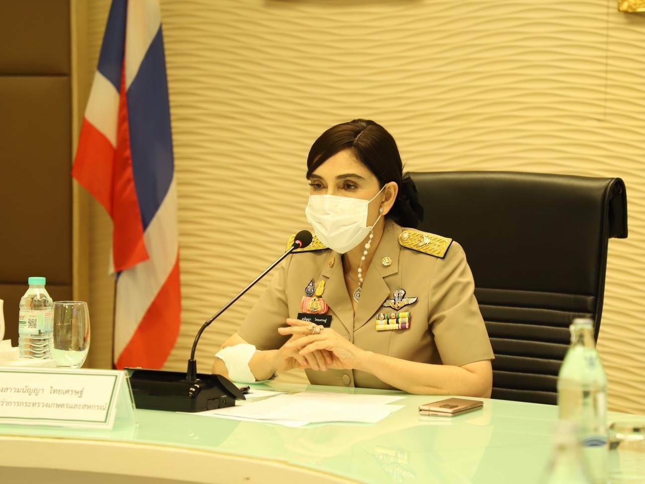 ราคาปุ๋ยพุ่งพรวด หมื่นห้าต่อตัน !! "รมช.มนัญญา" เตรียมเช็คสต๊อกปุ๋ยยูเรีย เดินหน้า ช่วยเหลือเกษตรกรจากสถานการณ์ราคาปุ๋ยปรับเพิ่มขึ้น เรียก 7 เสือค้าปุ๋ยยูเรียคุย เอกชนยัน ลดไม่ได้