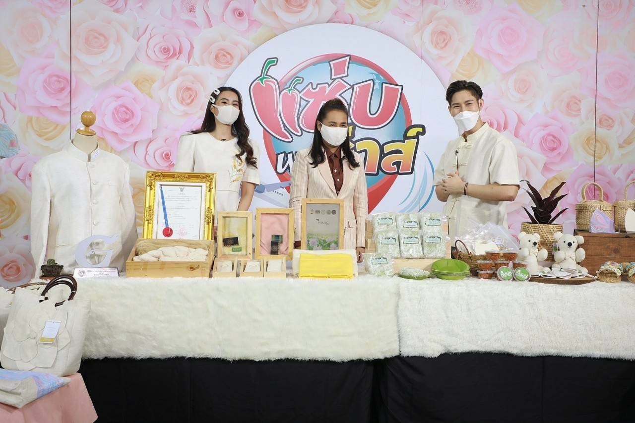 ครูโอ๊ะ โชว์ความสำเร็จ “จดอนุสิทธิบัตร” ผ้าทอมือผักตบชวา-กรรมวิธี พร้อมผลิตภัณฑ์ผักตบกว่า 30 ชนิด ฝีมือศูนย์ฝึกมีชีวิต กศน.อำเภอภาชี พระนครศรีอยุธยา ตามนโยบาย กศน.WOW เพื่อฝึกอาชีพสร้างรายได้แก่ชุมชนหนองน้ำใสอย่างยั่งยืน