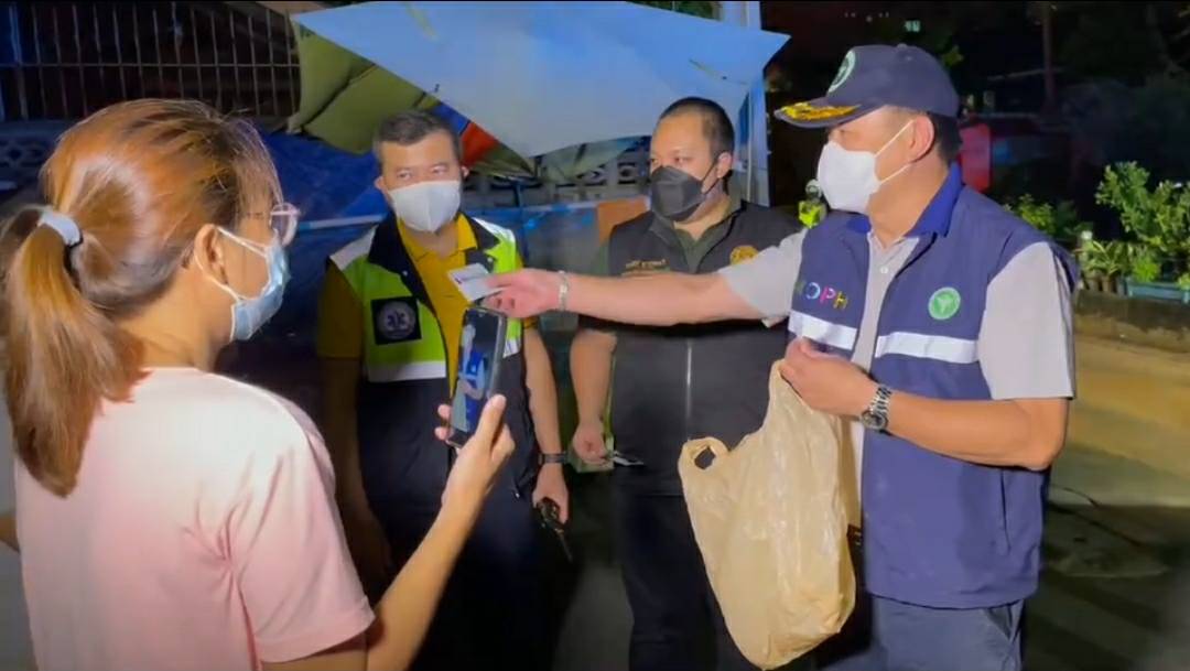 “อนุทิน” นำคณะลงพื้นที่ชุมชน กทม. ปรับแนวทางทำงานเร่งดูแลกลุ่มเปราะบางคนไร้บ้าน ตามนโยบายนายกฯ ว่าประชาชนต้องไม่ถูกทอดทิ้ง ประสานหน่วยฉุกเฉินรับผู้ป่วยอาการหนักรับการรักษาเร็วที่สุด พร้อมตรวจ Rapid Test ให้ผู้ประสงค์ตรวจหาเชื้อโควิด