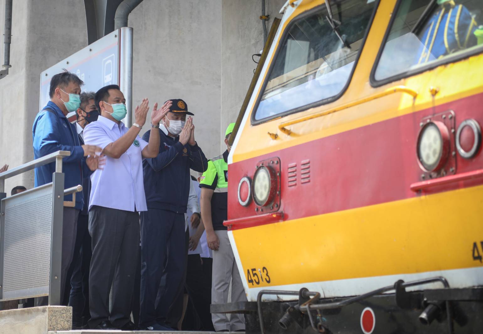 “อนุทิน” เปิดเส้นทางส่งผู้ป่วยกลับภูมิลำเนา วันแรก 135 ราย ยัน สถานทีกลางบางซื่อ ยังเปิดให้บริการวัคซีนเพื่อประชาชน ต่อไป