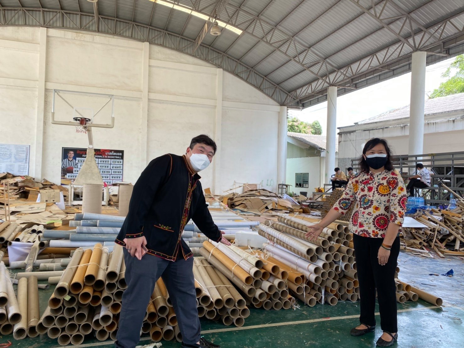 ชาวศรีสะเกษ พร้อมสู้ไปด้วยกัน !! ส.ส.สิริพงศ์ อังคสกุลเกียรติ ลงพื้นที่เยี่ยมชมศูนย์ทำเตียงกระดาษ พร้อมทั้งให้กำลังใจน้องๆ นักศึกษาราชภัฎศรีสะเกษ และ ทีม อสม. ศูนย์พักคอยโควิด-19 ต.หมากเขียบ-ต.หนองไผ่-ต.น้ำคำ จ.ศรีสะเกษ