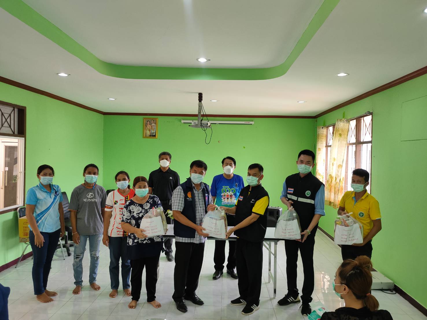 ไม่ทิ้งใครไว้ข้างหลัง !! ส.ส.วิสิทธิ์ พิทยาภรณ์ ลงพื้นที่มอบอาหาร-เครื่องดื่ม-หน้ากาก ให้กับผู้ที่มารับการฉีดวัคซีน รพ.ด่านขุนทด และลงพื้นที่มอบบัตรแทนกรมธรรม์ผู้ทำประกันโควิด-19 และมอบถุงยังชีพ-หน้ากากอนามัย ให้กับ อสม.ในพื้นที่ อ.สีคิ้ว จ.นครราชสีมา