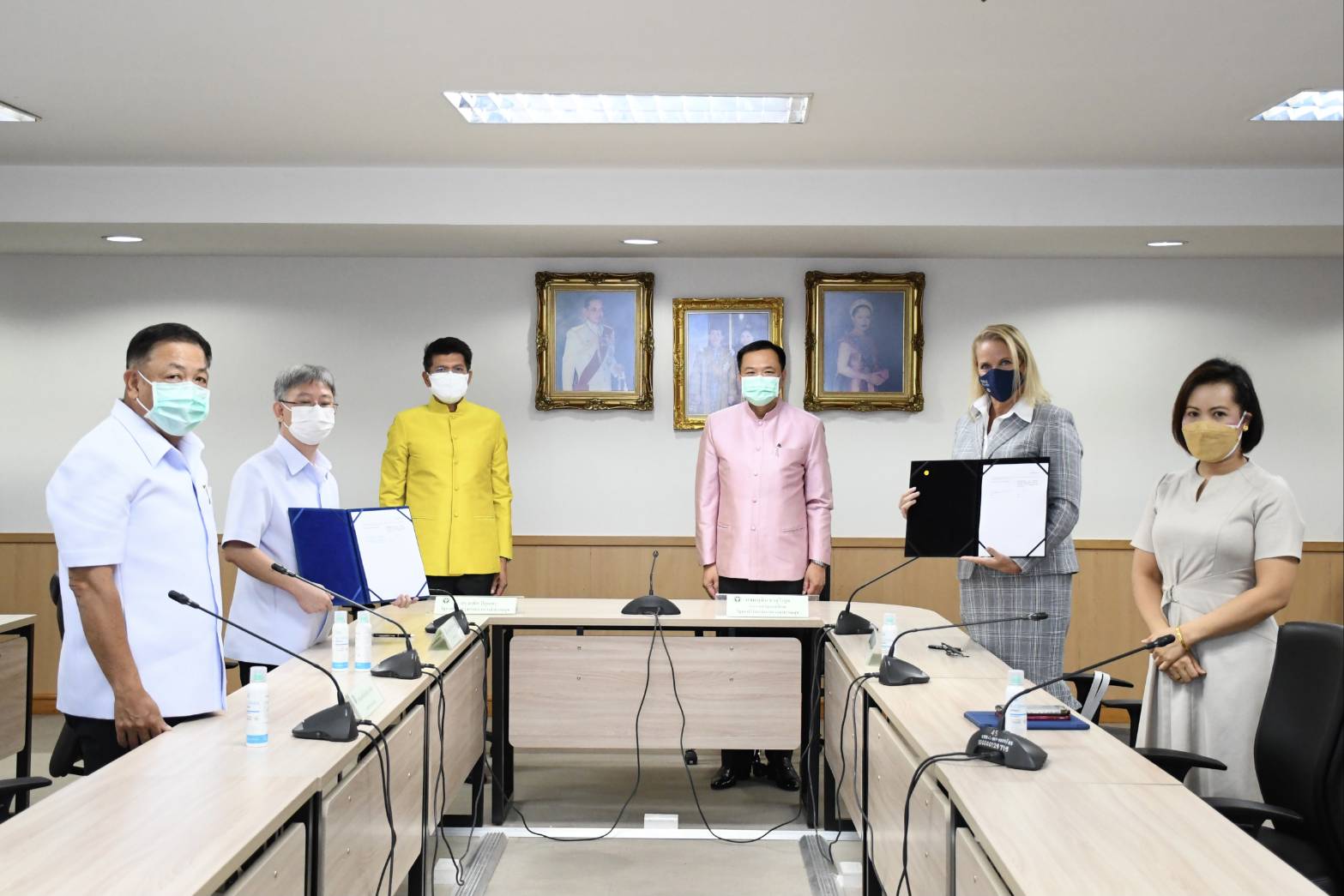 “อนุทิน” นำทีม สธ.เซ็นซื้อวัคซีนไฟเซอร์ 20 ล้านโดส ส่งมอบปีนี้ พร้อมขอบคุณทุกฝ่ายที่ช่วยกัน จนสำเร็จ