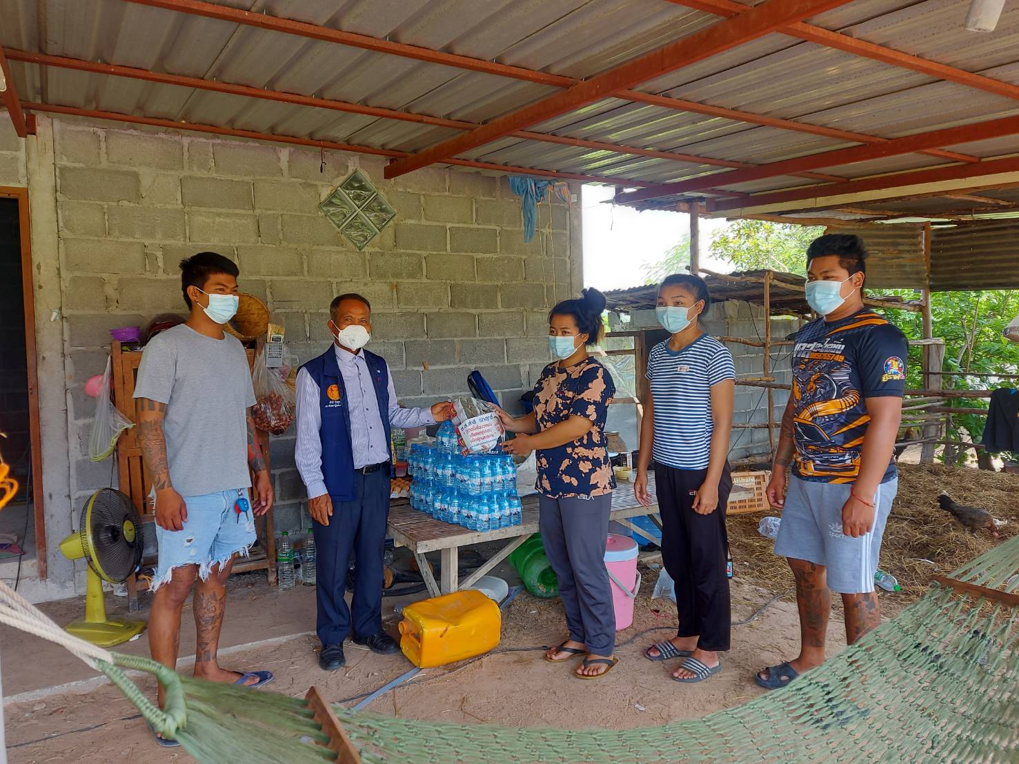 ส.ส.สำลี รักสุทธี พร้อมคณะ นำน้ำดื่ม-ถุงยังชีพ มอบให้กับพี่น้องกลุ่มเสี่ยงจากโรคโควิด-19 ที่กักตัว เถียงนาโมเดล บ้านโคกก่อ บ้านหนองโจด ต.โคกก่อ อ.เมืองจ.มหาสารคาม