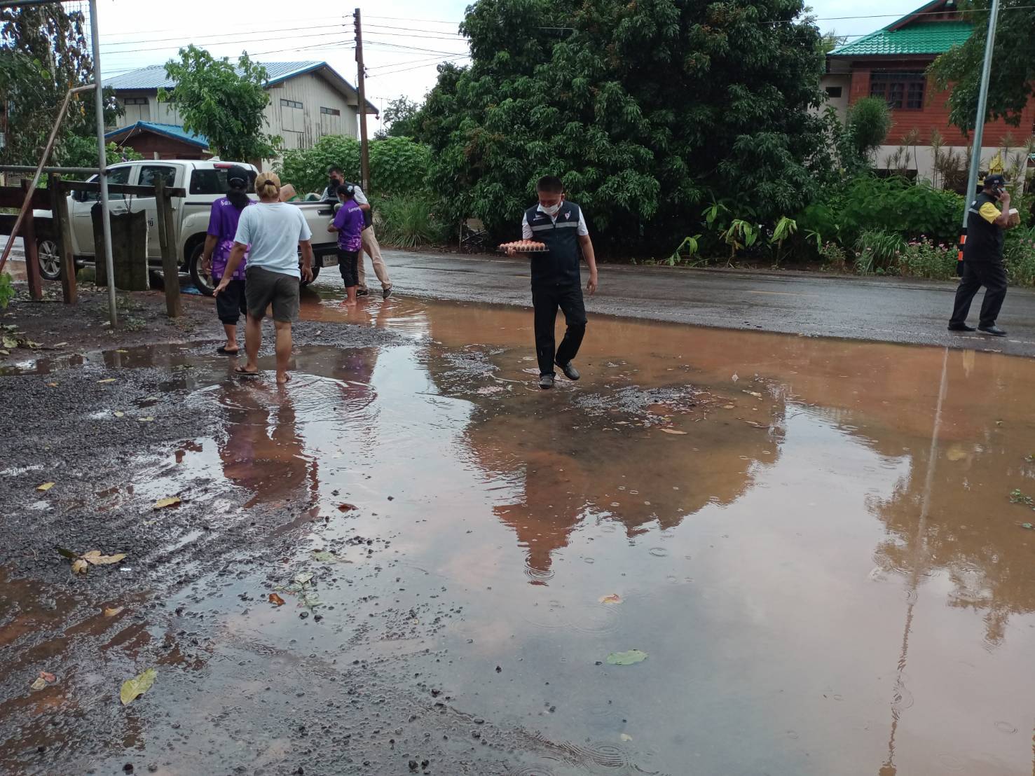 ส.ส.พรชัย อำนวยทรัพย์ ลงพื้นที่เยี่ยมให้กำลังใจผู้ที่ปฏิบัติงาน และชาวบ้านที่กักตัวสัมผัสเสี่ยงจากโควิด-19 ที่ ต.โคกกระชาย-ต.สระว่านพระยา-ต.มาบตะโกเอน อ.ครบุรี จ.นครราชสีมา