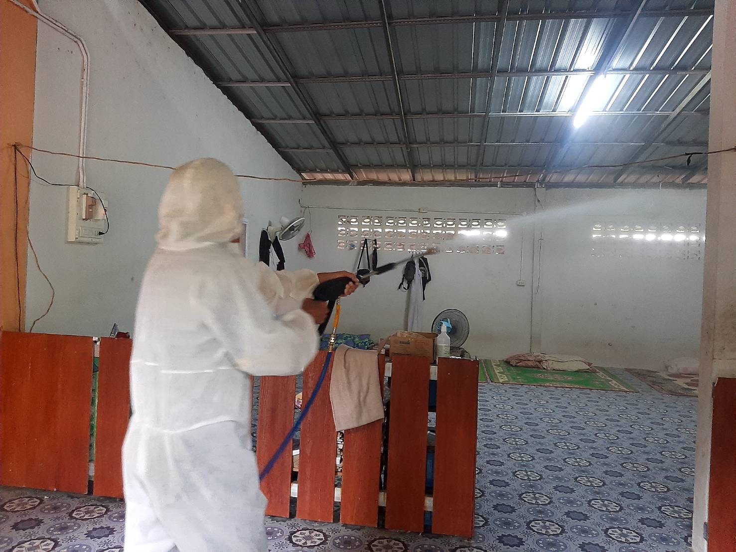 ส.ส.พิบูลย์ รัชกิจประการ มอบหมายให้ทีมงานลงพื้นที่ฉีดพ่นยาฆ่าเชื้อไวรัสโควิด-19 ต่อเนื่อง ที่ศูนย์เด็กเล็ก อบต.ตันหยงโป มัรซะห์ และสถานที่สำคัญต่างๆในพื้นที่