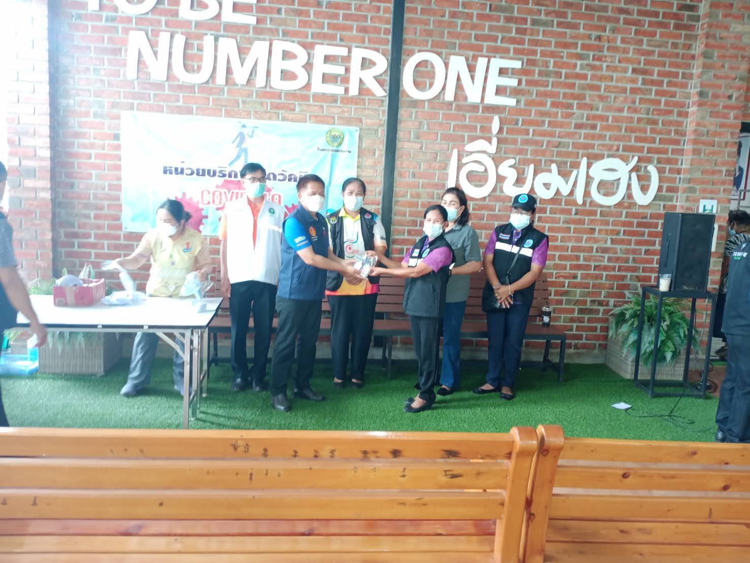 คนจริงไม่ทิ้งกัน !! ส.ส.พรชัย ลงพื้นที่ต่อเนื่องเสมอต้นเสมอปลาย ลงพื้นที่เยี่ยมและให้กำลังใจผู้ปฏิบัติงาน และผู้ที่มารับการฉีดวัคซีนป้องกันโควิด-19 พร้อมมอบหน้ากากอนามัย และกรมธรรม์คุ้มครองเจ็บป่วยให้แก่ อสม. อ.เสิงสาง