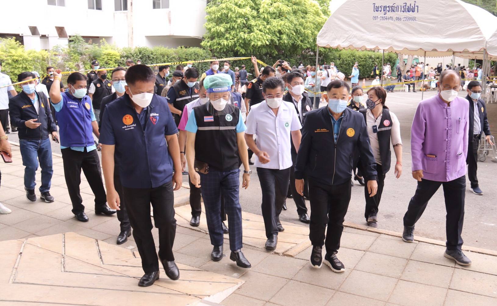 คนโคราช ไม่ทิ้งกัน ! "ส.ส.พรชัย" ร่วมลงพื้นที่กับ "รมช.วีรศักดิ์" และผู้นำจังหวัด ตรวจเยี่ยมการให้บริการ และให้กำลังใจ ทั้งเจ้าหน้าที่ผู้ปฏิบัติงาน บุคลากรทางการแพทย์ และ ผู้ที่มารับวัคซีนโควิด-19 ณ ศูนย์ฉีดวัคซีน รร.กรีนเนอรี่รีสอร์ทเขาใหญ่