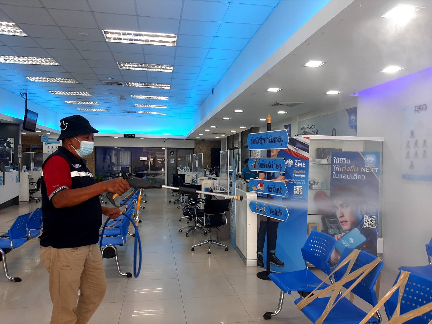 ส.ส.พิบูลย์ รัชกิจประการ มอบหมายทีมงานพ่นยาฆ่าเชื้อโควิด-19 ลงพื้นที่ศูนย์ LQ ต.บ้านควน  และธนาคารกรุงไทย สาขา สตูล