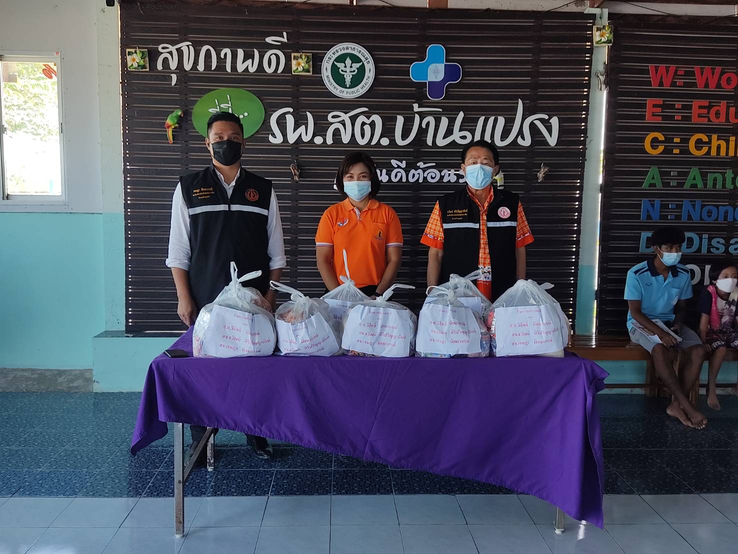 "ส.ส.วิสิทธิ์ พิทยาภรณ์" ห่วงใยประชาชน มอบหมายให้ "สจ.เจษฎา" ลงพื้นที่ รพ.สต.บ้านแปรง มอบทุนการศึกษาให้กองทุนพัฒนาเด็กชนบท และมอบถุงยังชีพแก่ ปชช.ที่อยู่ในกลุ่มเสี่ยงการแพร่ระบาดโควิด-19