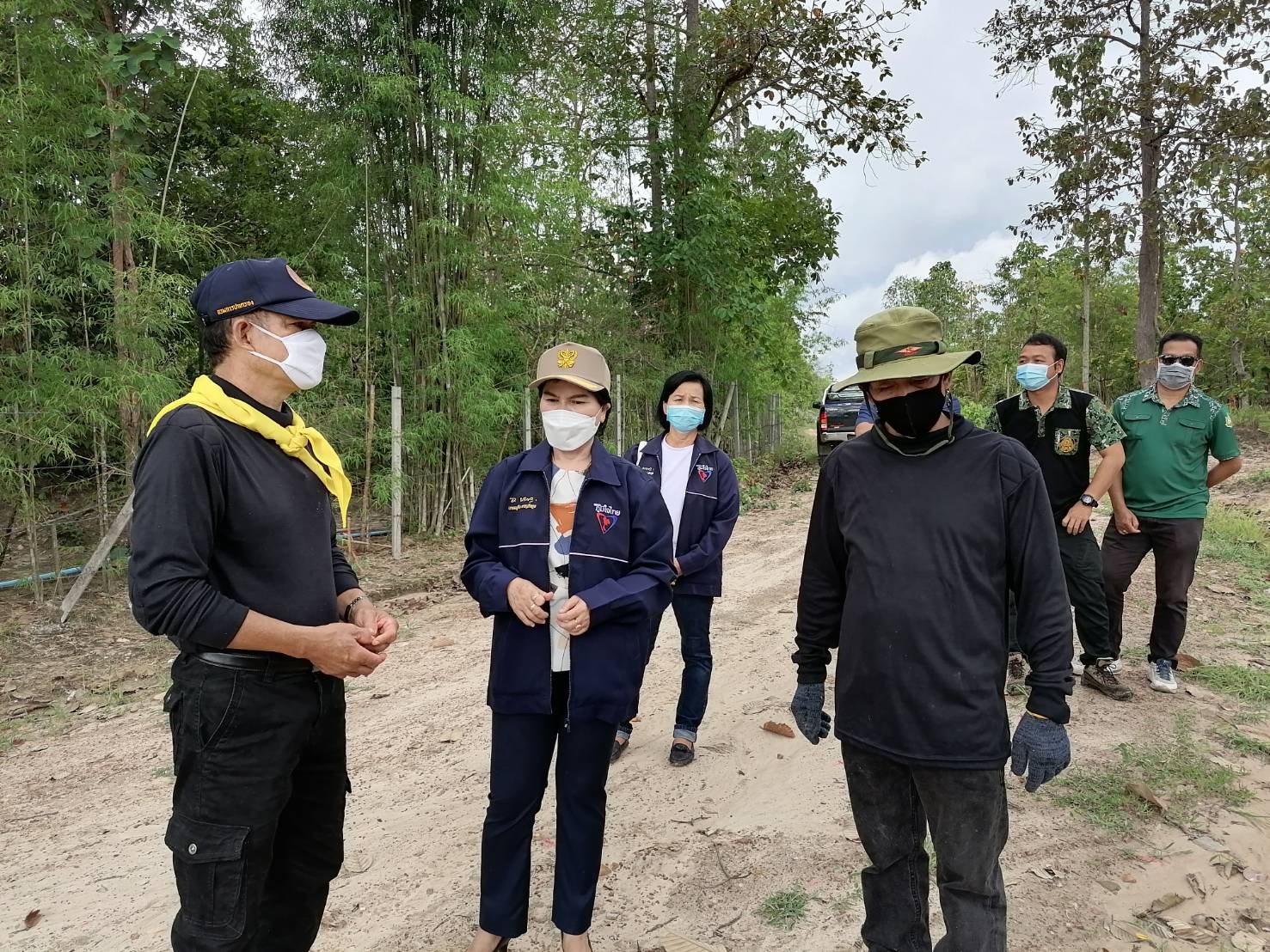 ส.ส.ศรีนวล บุญลือ ลงพื้นที่พร้อมทีมงาน มอบน้ำดื่ม-อาหาร และร่วมพิธีปลูกต้นไม้กับผู้นำชุมชน และจนท.ป่าไม้ อ.สันป่าตอง นอกจากนี้ยังได้ร่วมหารือแก้ปัญหาถนนชำรุด