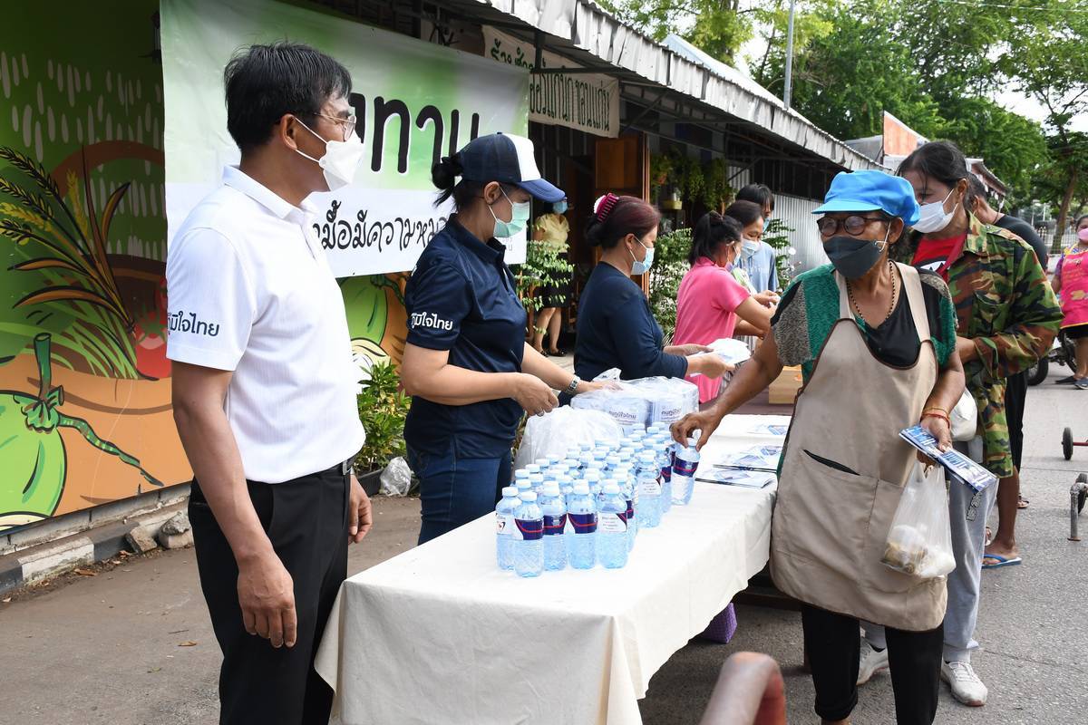 ส.ส.นันนี่ ฐิตินันท์ มอบหมายให้ ผช.ส.ส. และทีมงานลงพื้นที่นำอาการ และเครื่องดื่มเข้าร่วมโรงทาน ณ ตลาดเขียว ต.เมืองเก่า อ.เมือง จ.ขอนแก่น