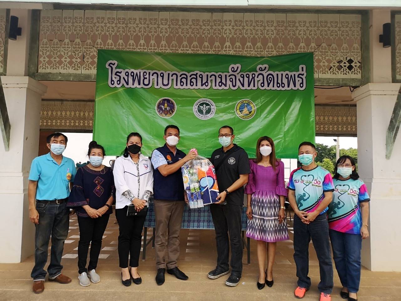 ส.ส.กฤติเดช ลงพื้นที่มอบน้ำดื่มสมุนไพร อาหาร และอุปกรณ์ในการใช้ดูแลผู้ติดเชื้อโควิด-19 ให้กับบุคลากรทางการแพทย์และผู้ป่วยติดเชื้อโควิด-19 ณ รพ.สนาม จ.แพร่ พร้อมกับหารือการเพิ่ม รพ.สนาม ในเขตพื้นที่ อ.ลอง จ.แพร่