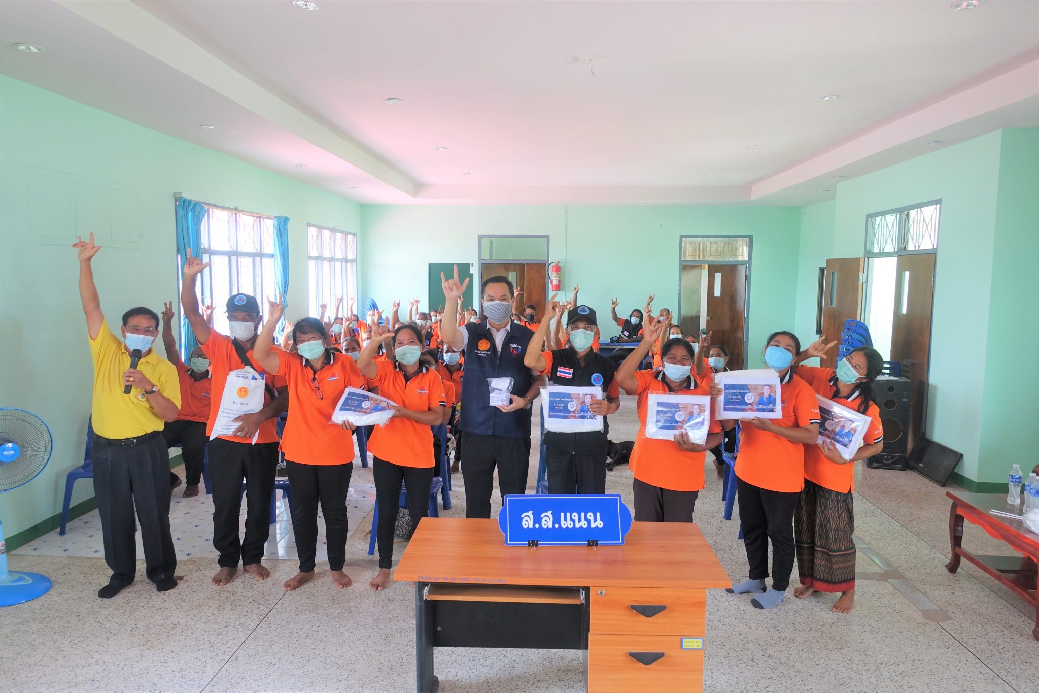 ส.ส.อาสพลธ์ สรรณ์ไตรภพ ร่วม “ส่งกำลังใจ และสร้างขวัญกำลังใจให้ อสม.” โดยการทำประกันภัยโควิด-19 และ ประชาสัมพันธ์ รณรงค์ให้พี่น้องประชาชนลงทะเบียนฉีดวัคซีนโควิด-19  ตาม รพ.สต. ใน อ.อุทุมพรพิสัย-อ.เมืองจันทร์-อ.ห้วยทับทัน-อ.ปรางค์กู่ จ.ศรีสะเกษ