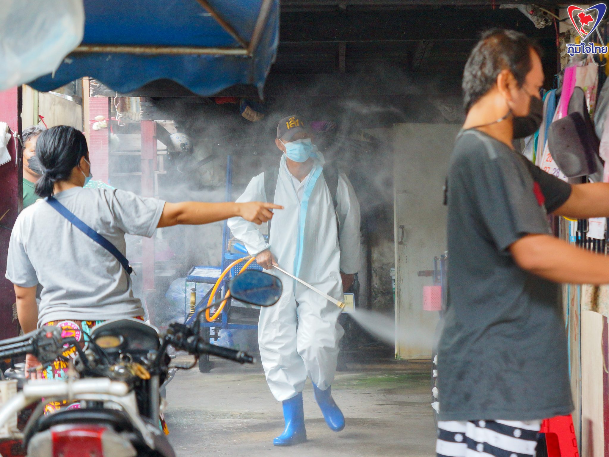 ห่วงใยใส่ใจเสมอ ! ส.ส.พิพัฒน์ เตชะโสภณมณี ให้ทีมงานลงพื้นที่ชุมชนพ่นยาฆ่าเชื้อเพื่อป้องกันไวรัสโควิด-19 ในเขตพื้นที่ 23 กทม. ต่อเนื่อง