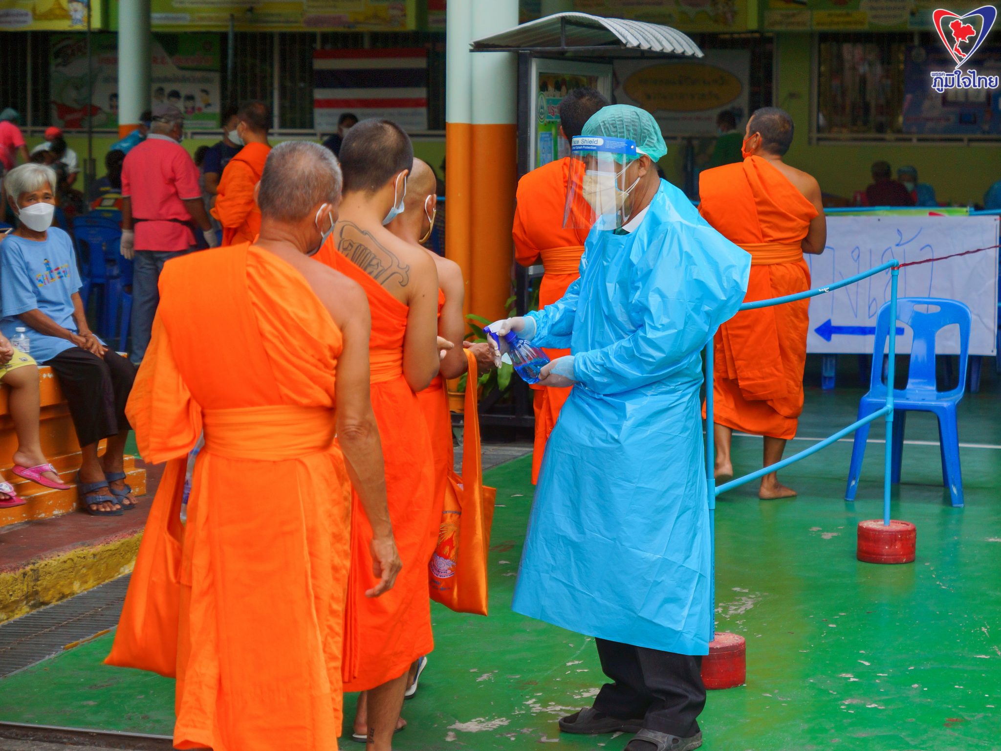 ส.ส.โชติพิพัฒน์ เตชะโสภณมณี ร่วมกิจกรรมการฉีดวัคซีนต้านโควิดกับทางศูนย์สาธารณสุข 36 และได้ร่วมแจกน้ำดื่ม และแมสก์ ณ วัดสันติ เขตธนบุรี และ วัดโพธิ์แก้ว เขตจอมทอง