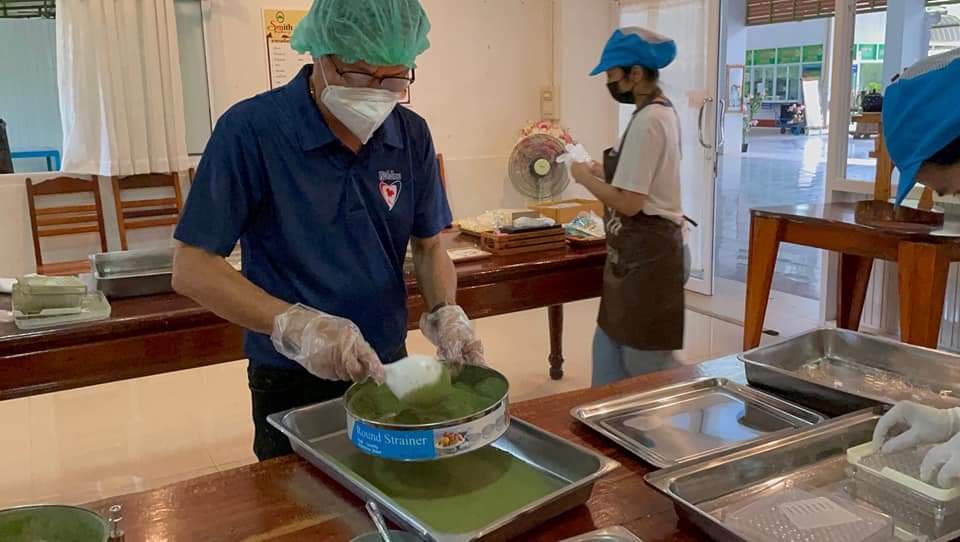 ส.ส.สฤษดิ์ บุตรเนียร มอบฟ้าทะลายโจร อัดแคปซูล พร้อมส่งมอบศูนย์พักคอย และผู้ป่วยโควิด19 ในชุมชน