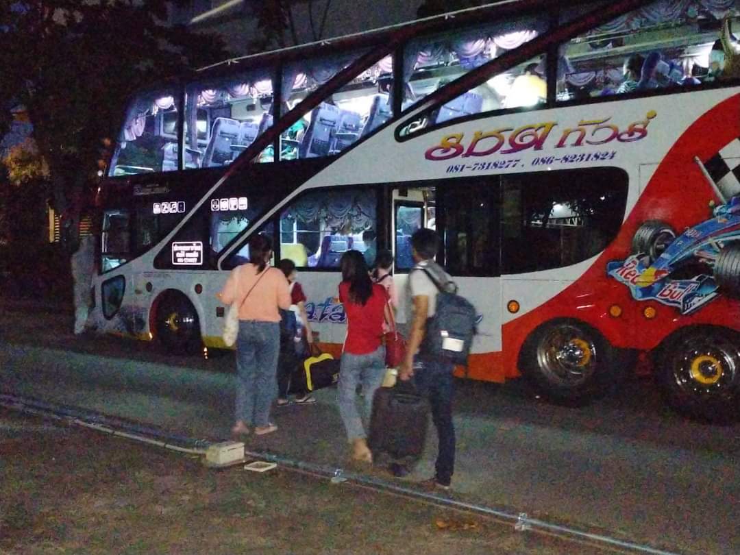 ทีมงานครูแก้ว ส่งลูกหลานนครพนมที่ไม่มีเตียงรักษาโควิด 19 กลับบ้าน